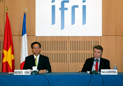 Thủ tướng Nguyễn Tấn Dũng và Tổng Giám đốc Viện Quan hệ Quốc tế Pháp Thierry de Montbrial. Ảnh: VGP/Nhật Bắc