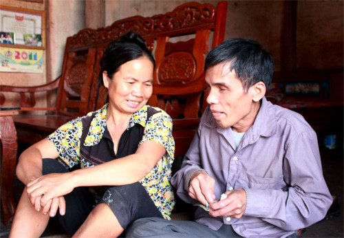 Tuy bị mù bẩm sinh nhưng ông Thanh vẫn tự sinh hoạt được như người bình thường. Ông là người kiếm tiền chính trong gia đình. Ảnh: Phan Dương