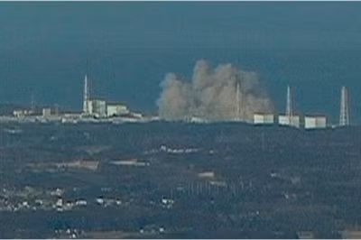 Khói bốc lên từ nhà máy điện hạt nhân Fukushima. Ảnh: NTV Japan/AP