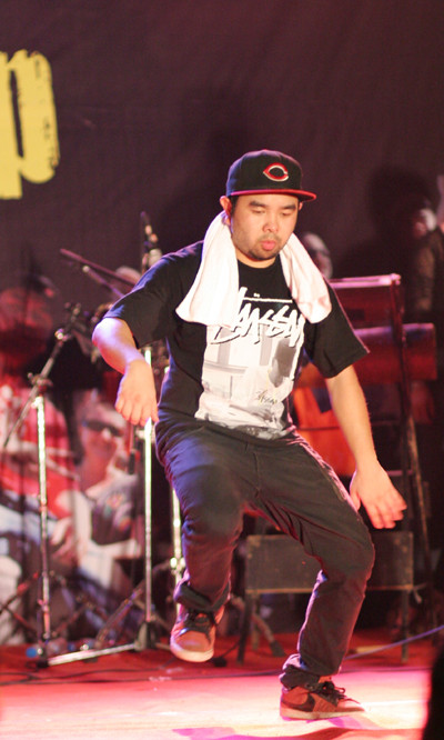 Krump là điệu nhảy gồm động tác nhanh mạnh. Động tác chân thường là giơ cao và giẫm mạnh xuống sàn