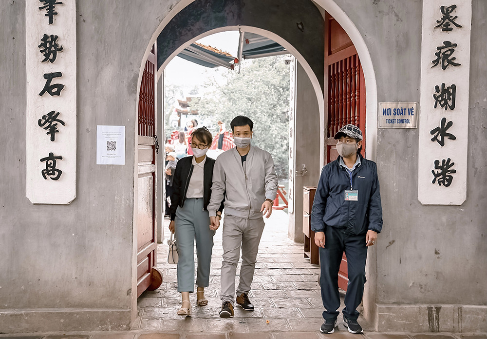 Đền Ngọc Sơn, phủ Tây Hồ mở cửa đón khách sau chuỗi ngày nghỉ dịch ảnh 4