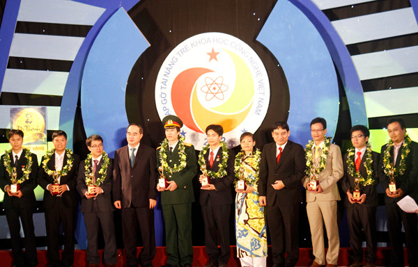 10 cá nhân nhận giải thưởng Quả cầu vàng năm 2012 đều là những tài năng trẻ đã có nhiều công trình nghiên cứu khoa học có giá trị, nhiều ứng dụng thực tiễn làm ra sản phẩm thiết thực phục vụ xã hội