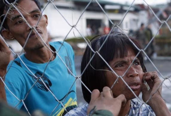 Người dân Philippines không còn gì để mất sau cơn bão. Bão Haiyan đã san bằng nhà cửa, cuốn đi đồ đạc, người thân của họ. Người dân Philippines không còn gì để mất sau cơn bão. Bão Haiyan đã san bằng nhà cửa, cuốn đi đồ đạc, người thân của họ