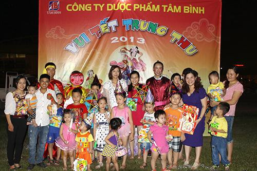 Tổng Giám đốc Lê Thị Bình tặng quà cho con em cán bộ công nhân viên. Tổng Giám đốc Lê Thị Bình tặng quà cho con em cán bộ công nhân viên