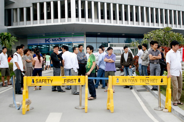Hàng trăm người dân tụ tập phản đối việc ;àm của tòa nhà.