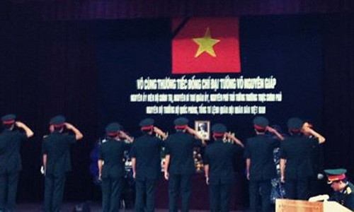 Giới trẻ liên tục chia sẻ hình ảnh lễ tang lên mạng. Giới trẻ liên tục chia sẻ hình ảnh lễ tang lên mạng. Bài viết: http://news.zing.vn/Cong-dong-mang-nghen-long-theo-doi-Quoc-tang-Dai-tuong-post359820.html#home_cate.tinmoi Nguồn Zing News