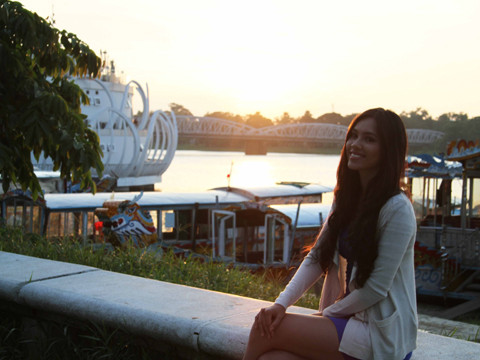 Hoàng My đẹp duyên dáng bên bờ sông Hương khi hoàng hôn
