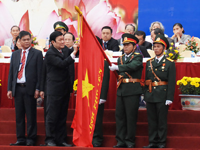 Ông Trương Tấn Sang, Ủy viên Bộ Chính trị, Thường trực Ban Bí thư, gắn Huân chương Hồ Chí Minh lên cờ truyền thống của tỉnh Phú Yên Ảnh: Đ.Q. Ông Trương Tấn Sang, Ủy viên Bộ Chính trị, Thường trực Ban Bí thư, gắn Huân chương Hồ Chí Minh lên cờ truyền thống của tỉnh Phú Yên Ảnh: Đ.Q