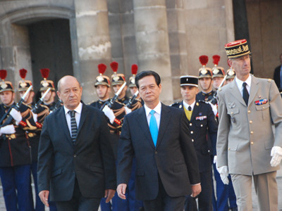 Thủ tướng Nguyễn Tấn Dũng trong lễ đón tại Điện Invalides Paris. Ảnh: Xuân Ba
