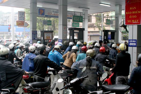 Xe nối đuôi nhau chờ đổ xăng trước giờ tăng giá trên đường Trần Hưng Đạo (Hà Nội).
