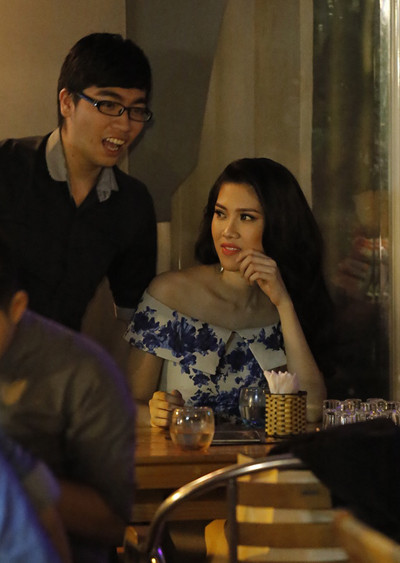 Tối qua, trong lúc Vĩnh Thụy bận rộn lo điều hành nhân viên, giải vàng Siêu mẫu 2002 vui vẻ trò chuyện với bạn bè