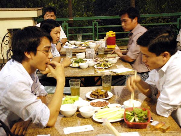 Bia hơi, thịt chó: dinh dưỡng hay độc tố? - Ảnh: Phạm Yên