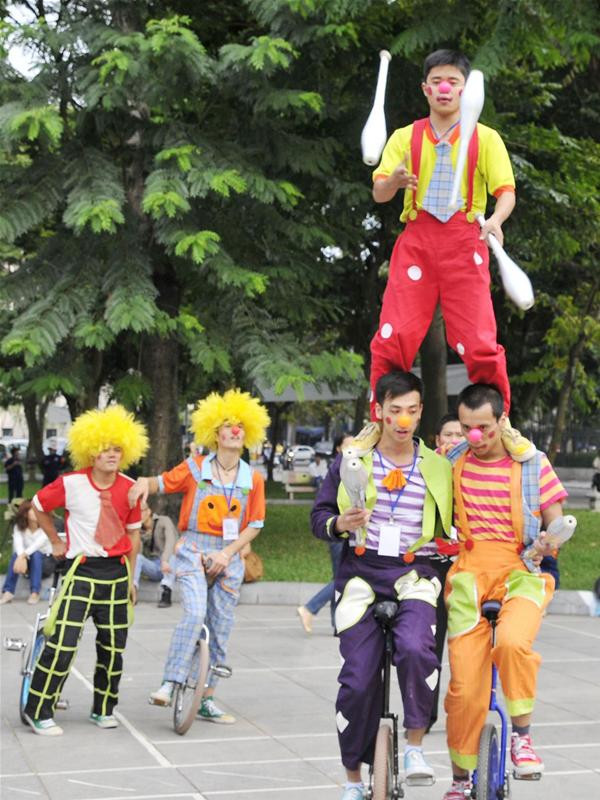 Các diễn viên của Liên đoàn Xiếc Việt Nam biểu diễn tung hứng nhào lộn. Ảnh: Hồng Vĩnh