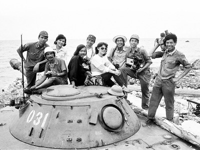 Anh Đào (thứ ba từ trái sang), ca sĩ Thanh Thanh (đeo kính) và cố nhạc sĩ Xuân An (giữa hai ca sĩ) ở đảo Trường Sa Lớn, tháng 5-1988 Ảnh: Nguyễn Viết Thái