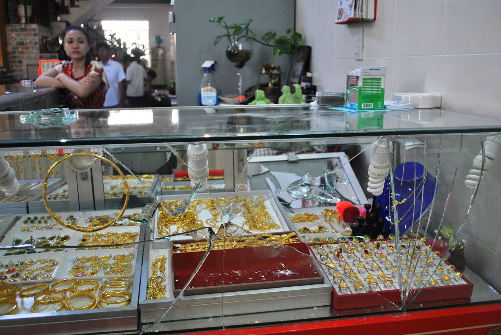 Tủ kính tiệm vàng bị đập vỡ