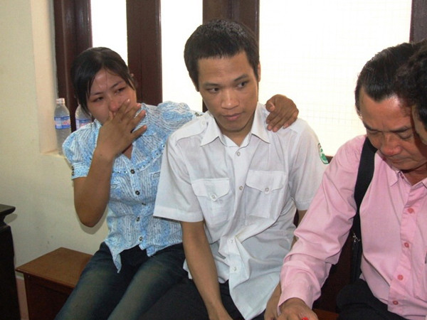 Lê Bá Mai (giữa) từng được tuyên không phạm tội, trả tự do tại phiên sơ thẩm lần 3. Lê Bá Mai (giữa) từng được tuyên không phạm tội, trả tự do tại phiên sơ thẩm lần 3