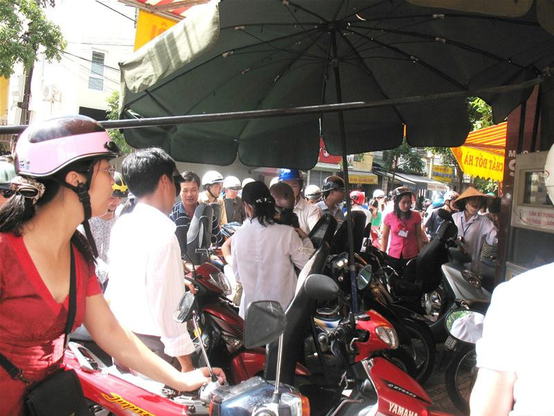 Người dân Hà Nội đi mua xăng. Ảnh: Hải Yến Người dân Hà Nội đi mua xăng. Ảnh: Hải Yến