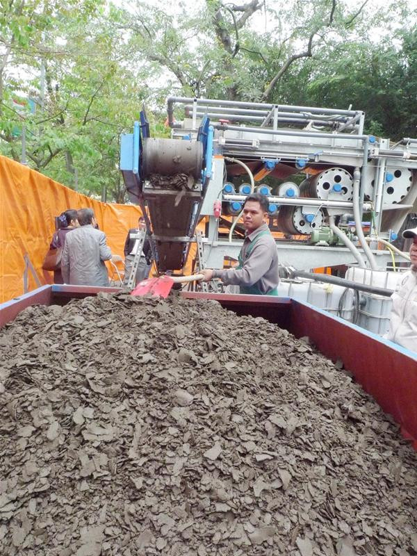 66 khối bùn đã được hút lên từ Hồ Gươm - Ảnh: MH