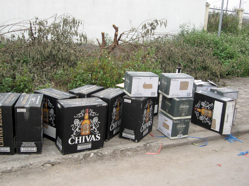 Toàn bộ lô hàng và tài xế, phụ xe đã được đưa về CAQ Hoàng Mai điều tra xử lý