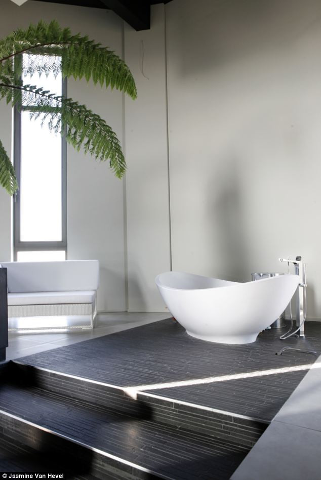 Không gian nhà tắm rộng. Đây là phòng tắm của tầng ba ngôi biệt thự. Không gian nhà tắm rộng. Đây là phòng tắm của tầng ba ngôi biệt thự