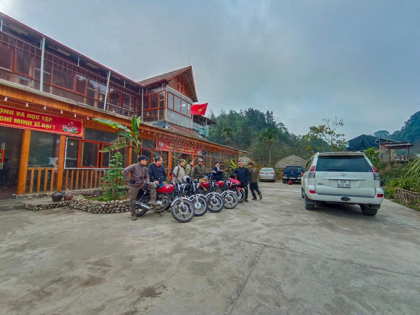 Homestay A Lềnh nằm ở thôn Pả Chư Tỷ, xã Lùng Phình, huyện Bắc Hà, tỉnh Lào Cai.