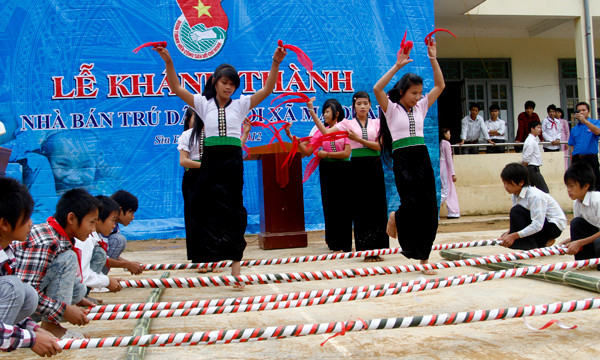 Tiết mục văn nghệ của các em học sinh trong lễ khánh thành nhà bán trú