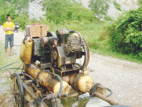 Việc khai thác đá ở đây rất chuyên nghiệp, ngoài nổ mìn, các chủ mỏ còn đầu tư nhiều máy móc, thiết bị. Việc khai thác đá ở đây rất chuyên nghiệp, ngoài nổ mìn, các chủ mỏ còn đầu tư nhiều máy móc, thiết bị