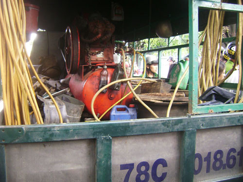 Chiếc xe bơm vá lốp xe di động tại hiện trường