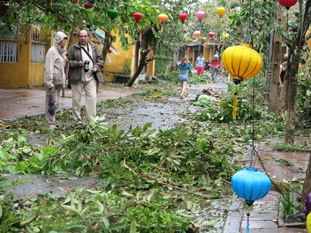 Hai du khách người Pháp ghi lại những hình ảnh Hội An ngay sau khi bão ngớt sáng 15/10. Hai du khách này chia sẻ rằng họ rất tiếc khi 