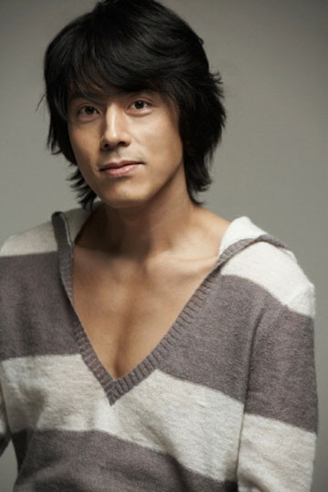 Han Jae-suk- “đội trưởng Jang” trong Giày thủy tinh ngày nào. Anh vào vai Kim Jun-se, được hai chị em cùng yêu