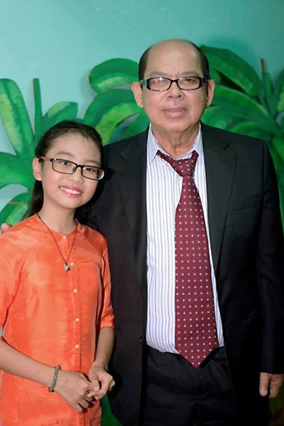 Phương Mỹ Chi chụp ảnh kỷ niệm cùng ông Tô Văn Lai - người sáng lập Trung tâm ca nhạc Thúy Nga.