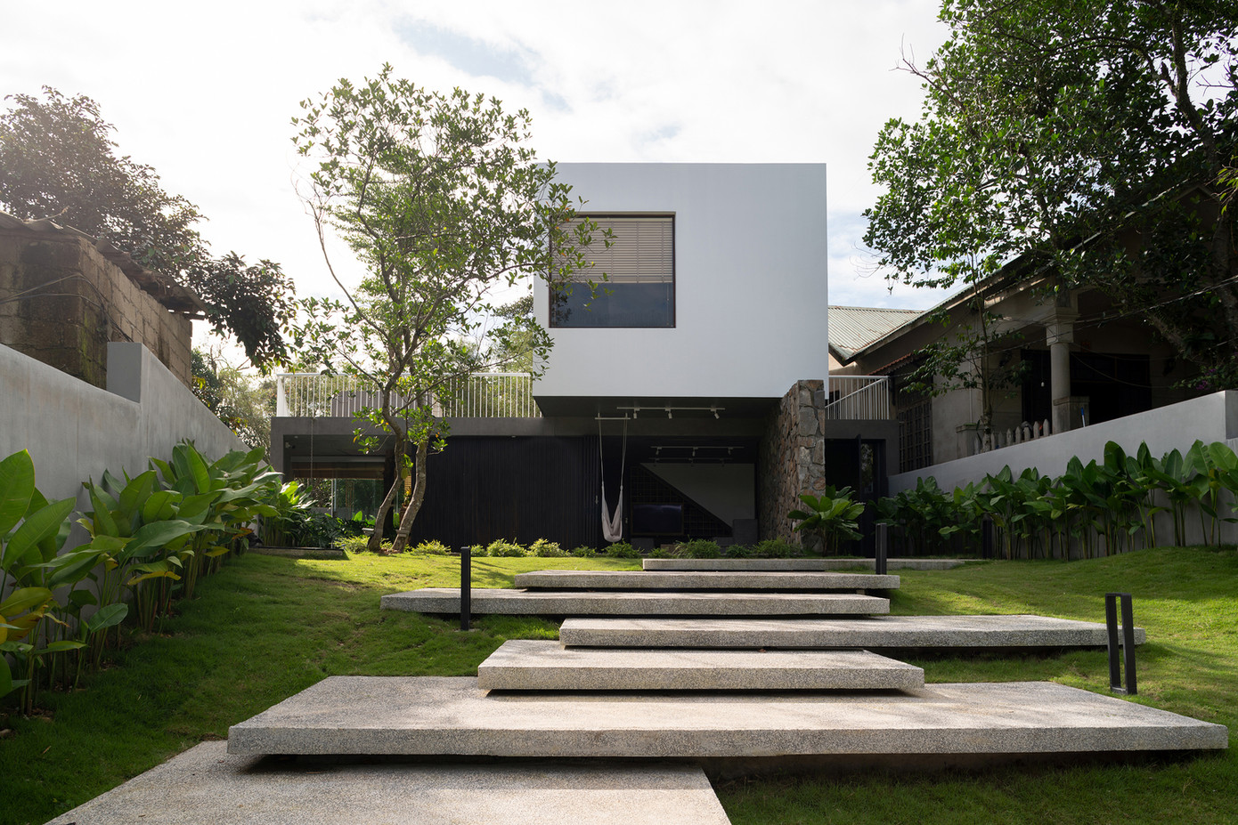 Tầng 1 được bố trí vuông góc với tầng trệt và trải dài theo khu đất để có thể nhìn ra cả sân trước và vườn sau đã được đề cập ở trên.