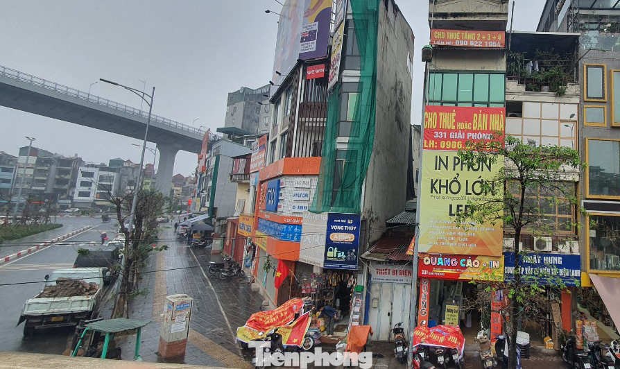 Khảo sát một số tuyến phố sầm uất như Đại La, Trường Chinh, Giải Phóng, Lê Duẩn,… ở Hà Nội, PV bắt gặp la liệt biển bán nhà, cho thuê nhà với mức giá giảm từ 10 – 20% so với thời điểm Quý III – IV/2022. Khảo sát một số tuyến phố sầm uất như Đại La, Trường Chinh, Giải Phóng, Lê Duẩn,… ở Hà Nội, PV bắt gặp la liệt biển bán nhà, cho thuê nhà với mức giá giảm từ 10 – 20% so với thời điểm Quý III – IV/2022.