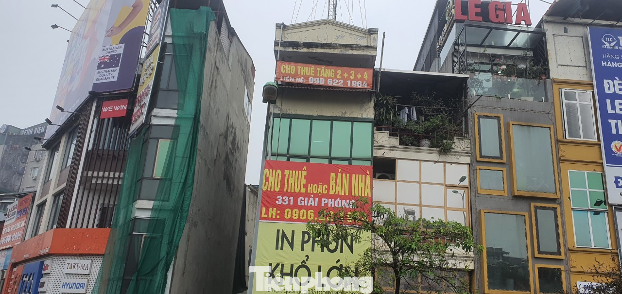 Báo cáo của Batdongsan.com.vn cũng chỉ ra, trong tháng cuối cùng của năm 2022, lượng tin rao bán nhà đất trên cả nước tăng 22% so với cùng kỳ năm 2021. Trong đó, phân khúc ghi nhận rao bán nhiều nhất là đất nền, nhà riêng, nhà mặt phố và căn hộ chung cư với tỉ lệ tăng trung bình từ 14 - 32%. Báo cáo của Batdongsan.com.vn cũng chỉ ra, trong tháng cuối cùng của năm 2022, lượng tin rao bán nhà đất trên cả nước tăng 22% so với cùng kỳ năm 2021. Trong đó, phân khúc ghi nhận rao bán nhiều nhất là đất nền, nhà riêng, nhà mặt phố và căn hộ chung cư với tỉ lệ tăng trung bình từ 14 - 32%.