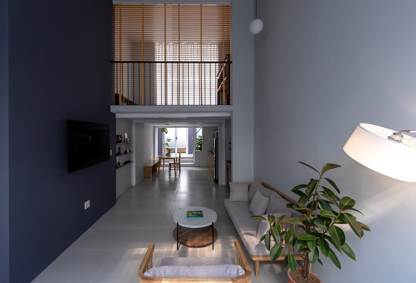 Sau khi được cải tạo, không gian trong nhà đã thay đổi hoàn toàn. Nó tràn ngập không khí trong lành và ánh sáng. Nhiệt độ ngôi nhà đã được cải thiện đáng kể trong mùa hè nóng bức nhờ hệ thống thông gió tốt hơn.