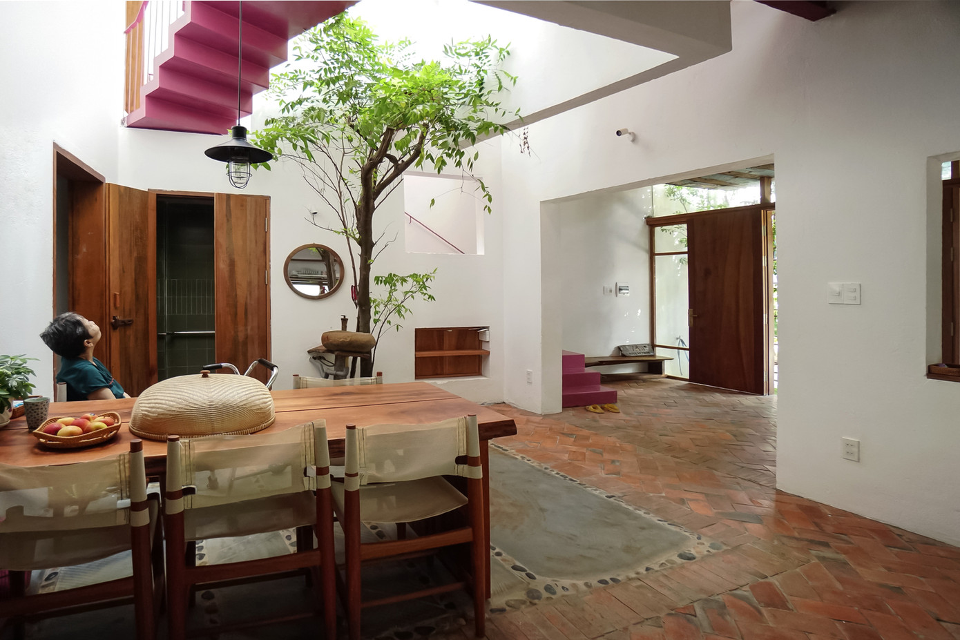 Căn bếp gắn liền với giếng trời là trái tim của ngôi nhà, là nơi gắn kết mọi thành viên trong gia đình thông qua các hoạt động sinh hoạt. Căn bếp gắn liền với giếng trời là trái tim của ngôi nhà, là nơi gắn kết mọi thành viên trong gia đình thông qua các hoạt động sinh hoạt.