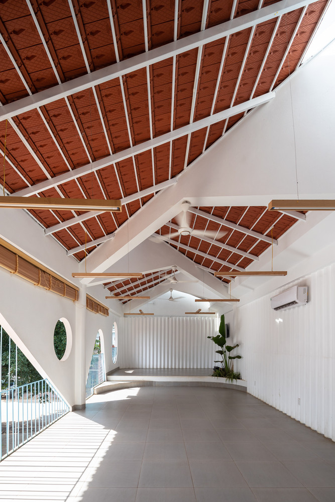 Phần trên dành cho khu vực nhà ăn với các không gian chức năng như bãi để xe, khu bếp ăn, bếp củi phục vụ các món ăn dân tộc.