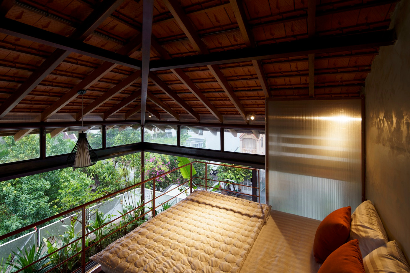 Một không gian đối lập với cuộc sống tĩnh lặng ẩn sau những bức tường bê tông thô mộc nhưng không kém phần sang trọng và độc đáo. Người trong nhà sẽ được thưởng thức một cách trọn vẹn nhất vẻ đẹp của căn phòng và ngôi nhà.