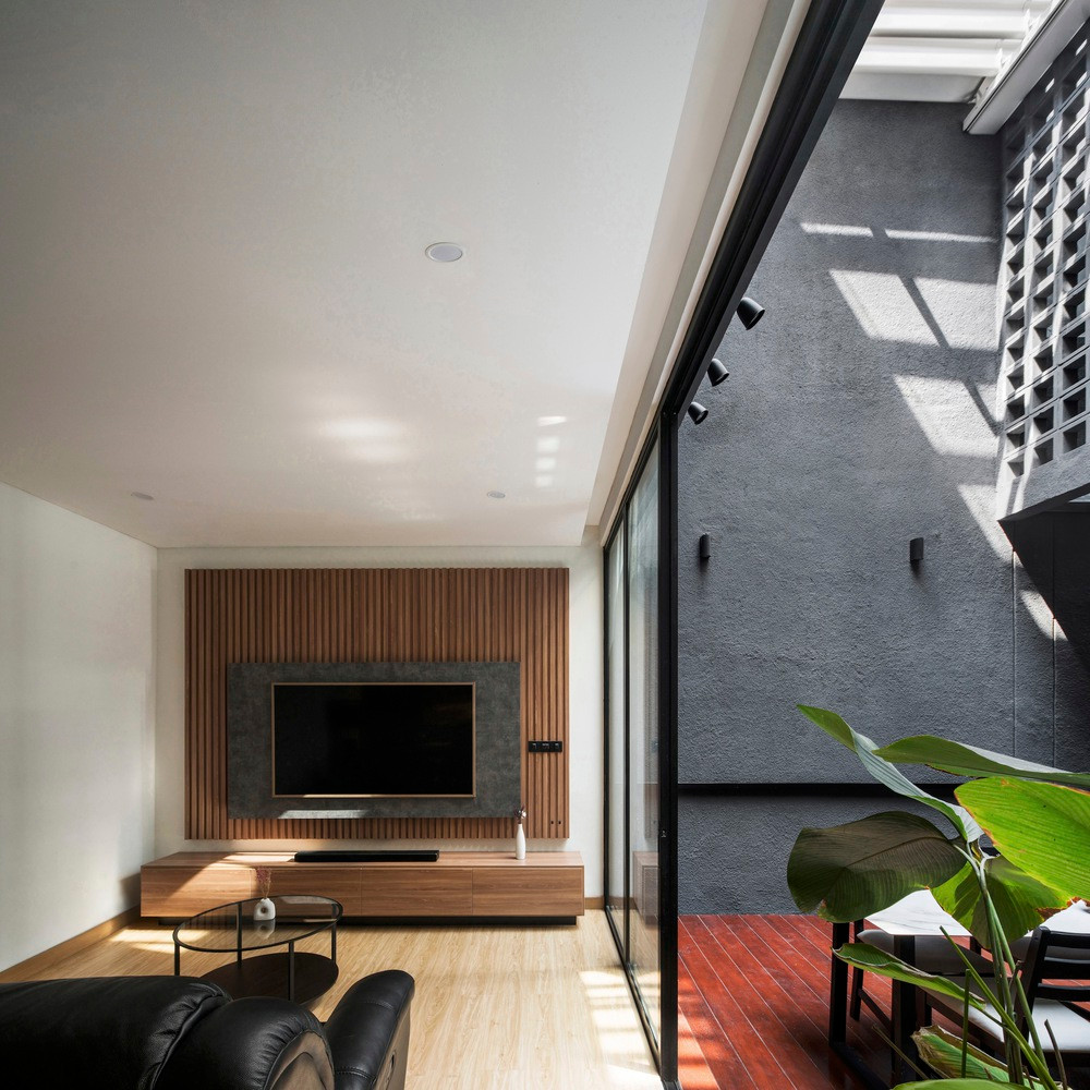 Phòng ngủ chính, tủ quần áo không cửa ngăn, phòng tắm và không gian làm việc chiếm ưu thế trên tầng 2 của khối phía sau.