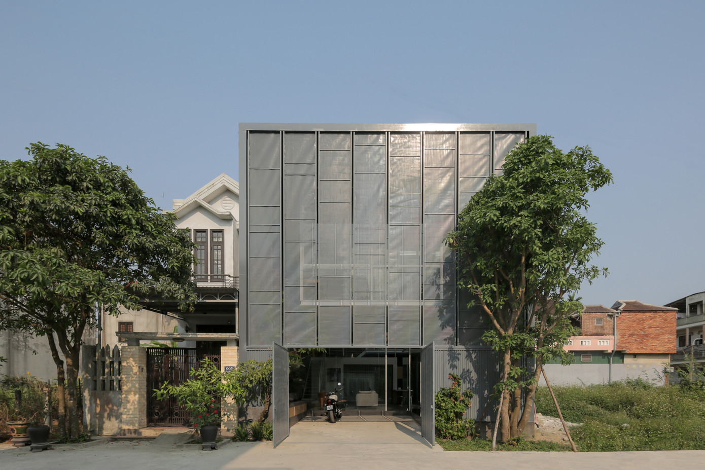 Ngôi nhà này nằm trong một con hẻm nhỏ ở phường Vỹ Dạ, TP Huế, là nơi sinh sống của một gia đình trẻ với phong cách sống phóng khoáng, diện tích 8x20m.