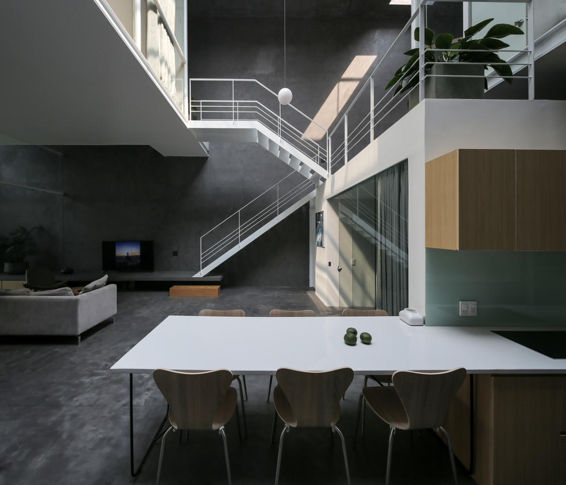 Phòng bếp và bàn ăn ngay cạnh phòng khách, nơi có thể quan sát thấy mọi hoạt động trong nhà.