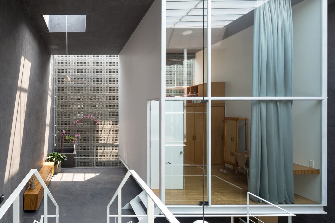 Dưới lớp vỏ cứng, những khối phòng ngủ được treo lơ lửng bằng hệ khung kết cấu mỏng, có thể đóng lại bằng rèm cửa, mang ánh sáng cũng như tầm nhìn xuyên suốt vào không gian.