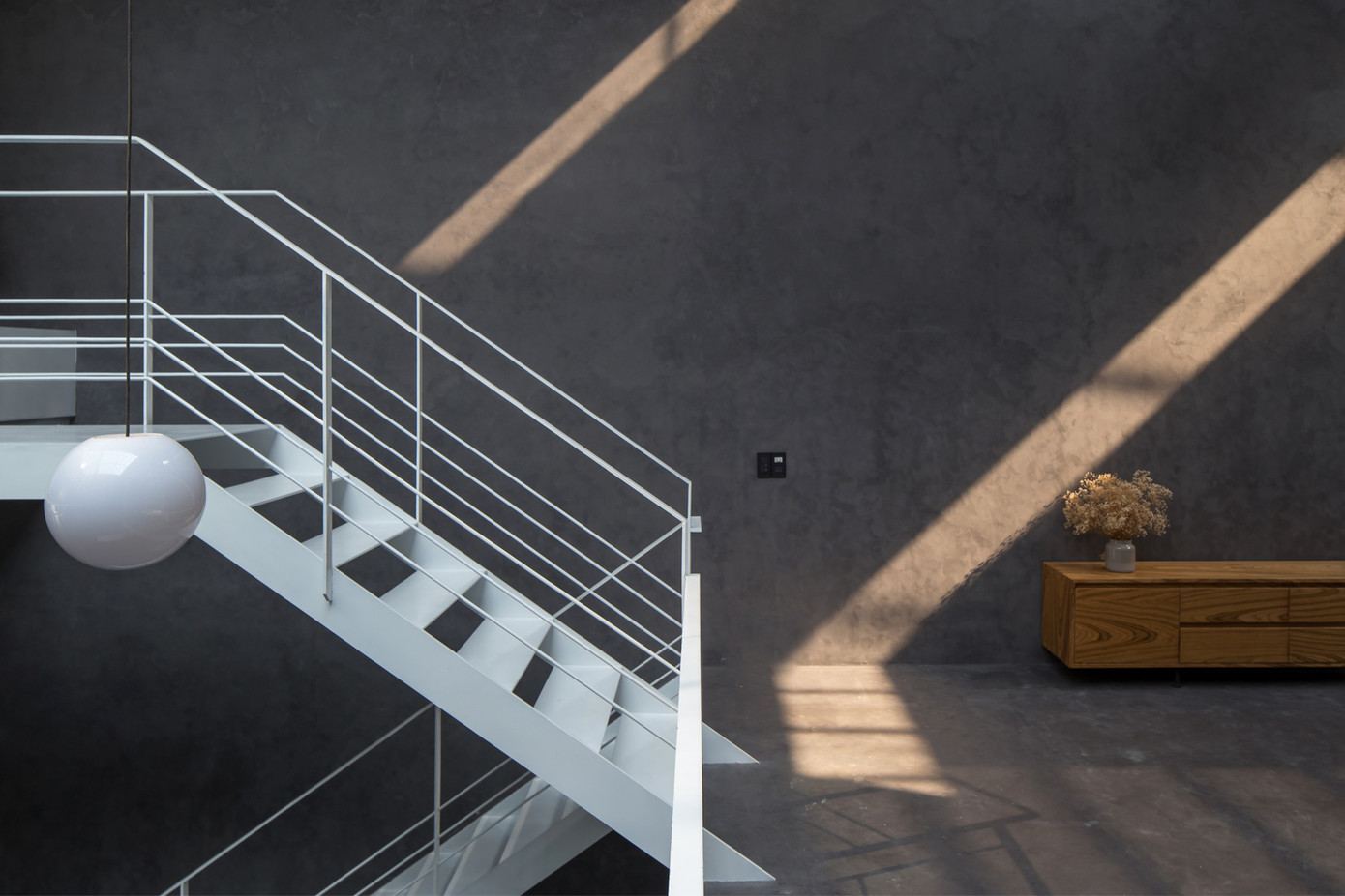 Giải pháp này làm tăng tính liên tục của không gian, sự thông thoáng qua các khoảng trống và sự kết nối giữa các thành viên trong gia đình.