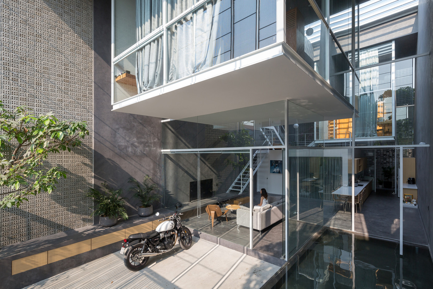 Dưới lớp vỏ cứng, những khối phòng ngủ được treo lơ lửng bằng hệ khung kết cấu mỏng, có thể đóng lại bằng rèm cửa, mang ánh sáng cũng như tầm nhìn xuyên suốt vào không gian.