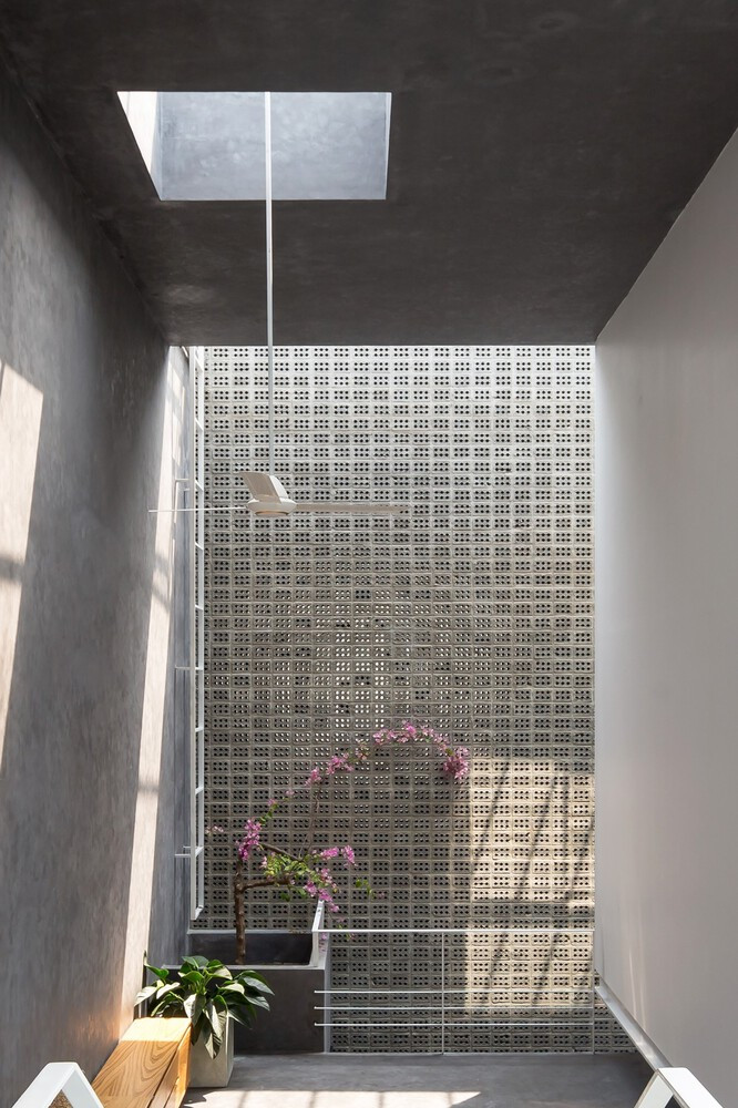 Đồng thời, KTS còn bố trí khoảng trống trên mái, gạch thoáng khí ở phía sau và lưới sắt ở phía trước nhà để mang ánh sáng tự nhiên vào nhà và giúp đối lưu không khí qua các khoảng trống.