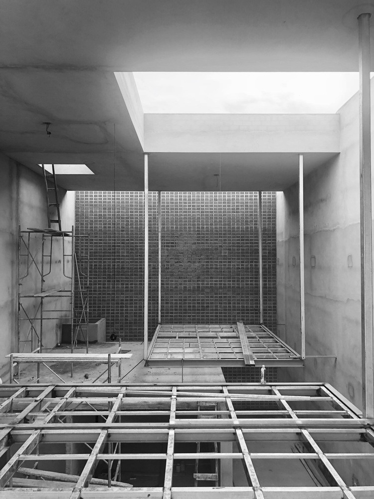 Đồng thời, KTS còn bố trí khoảng trống trên mái, gạch thoáng khí ở phía sau và lưới sắt ở phía trước nhà để mang ánh sáng tự nhiên vào nhà và giúp đối lưu không khí qua các khoảng trống.