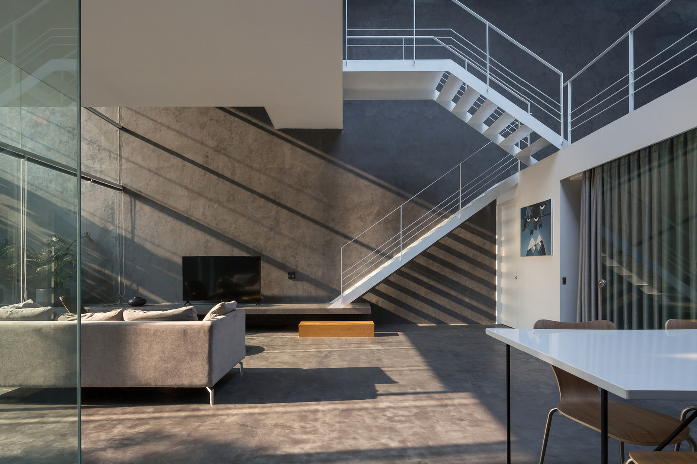 Không gian phòng khách sang trọng, tràn ngập ánh nắng.