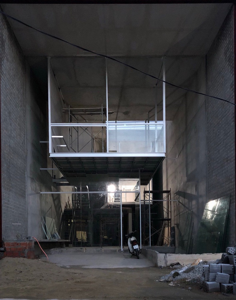 Thành phố Huế được biết đến với điều kiện thời tiết khắc nghiệt nên kiến trúc sư (KTS) đã chọn hộp kiên cố bằng bê tông cốt thép, với kích thước 8x20x9m bao quanh ngôi nhà.