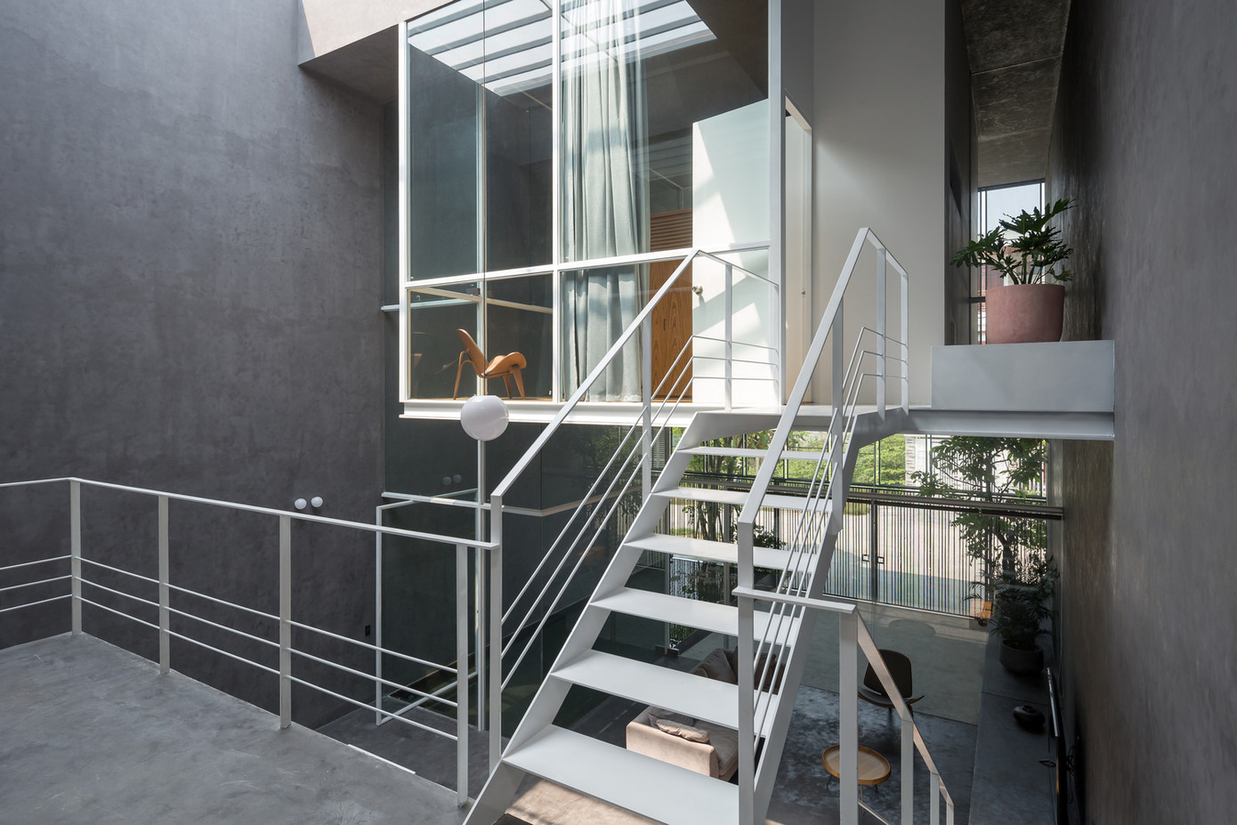 Kết cấu chính vừa là kết cấu chịu lực, vừa là lớp vỏ bảo vệ ngôi nhà trước tác động của điều kiện thời tiết khắc nghiệt ở Huế.