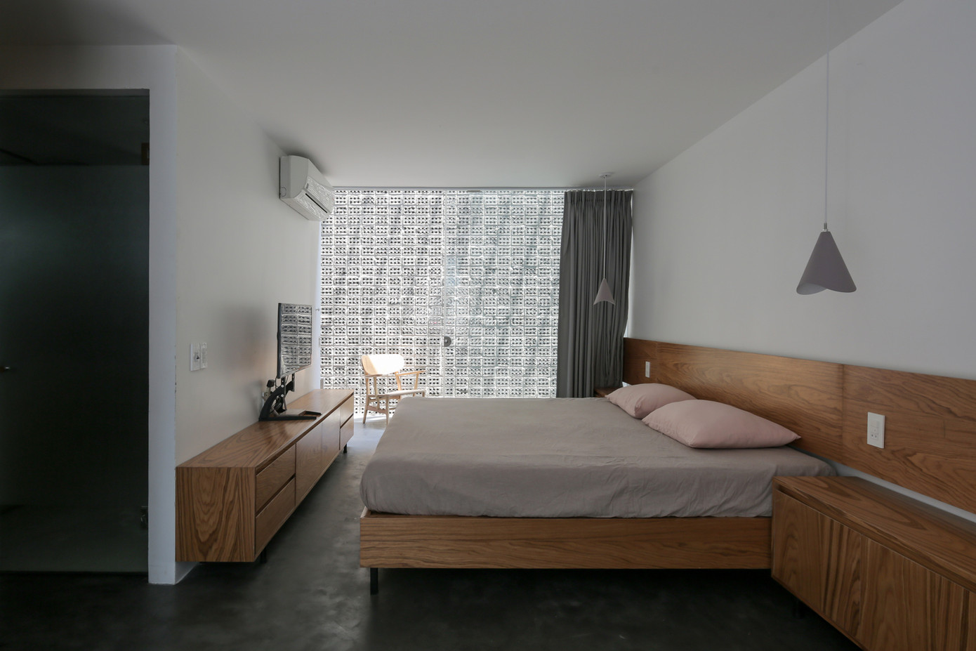 Phòng ngủ với tầm nhìn thông thoáng ra bên ngoài, nhưng bên ngoài lại không thể nhìn sâu vào bên trong.